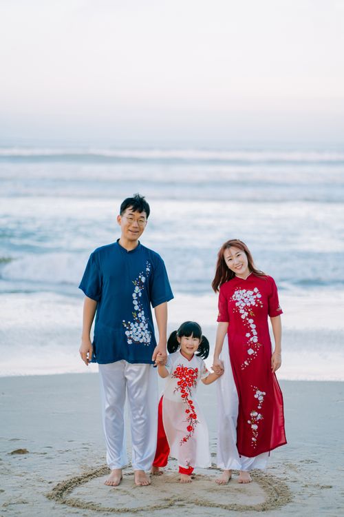 一家人在海边相聚